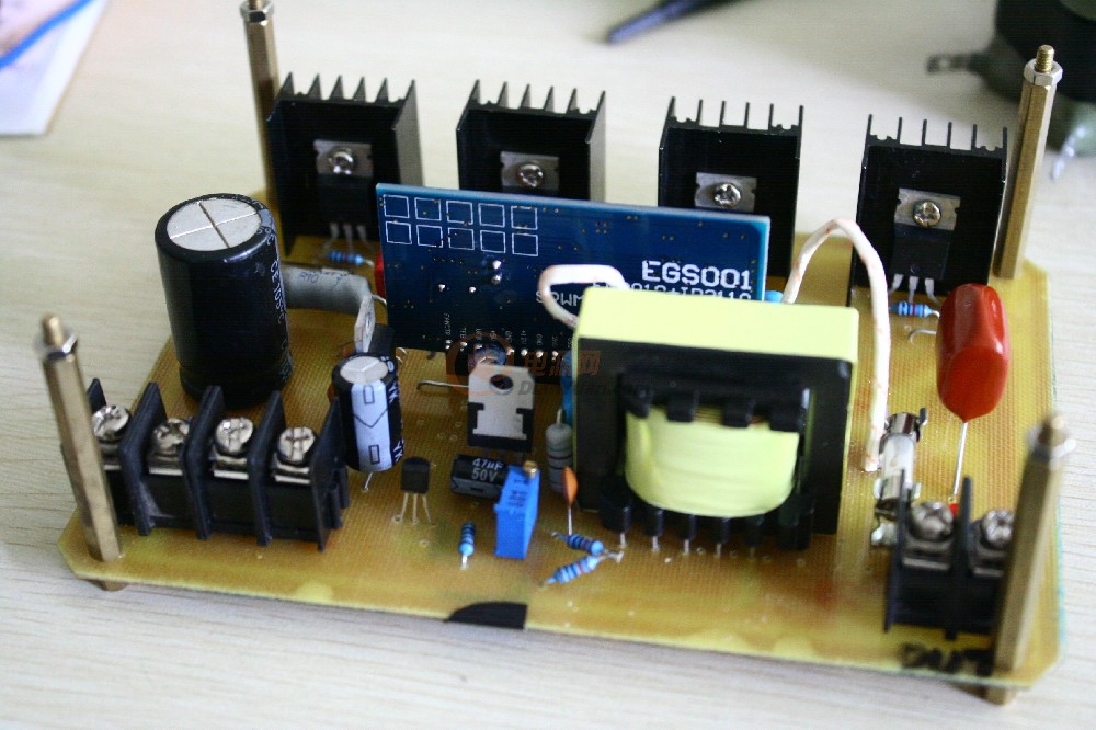 充電器不接入電池就不輸出電壓，是怎樣實現(xiàn)的?